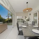 In Elviria, A Retreat Among Palm Trees, With Private Heated Pool And Barbecue, Vila Marbella