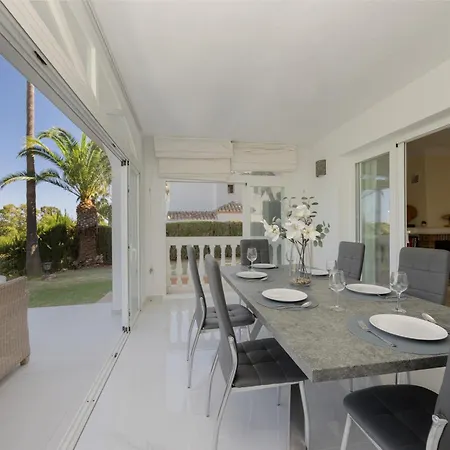 Pina - A Retreat Among Palm Trees, With A Private Pool And Barbecue In Elviria,