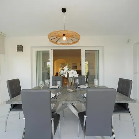 In Elviria, A Retreat Among Palm Trees, With Private Heated Pool And Barbecue, Vila Marbella